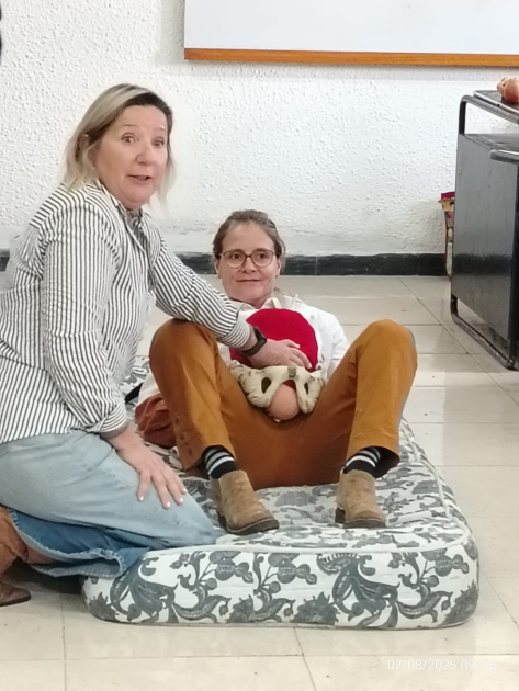 Talleristas mostrando posicion de parto 