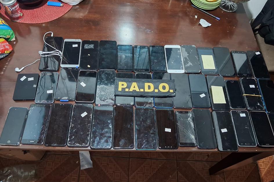 Teléfonos celulares recuperados por la policía. Teléfonos celulares recuperados por la policía.