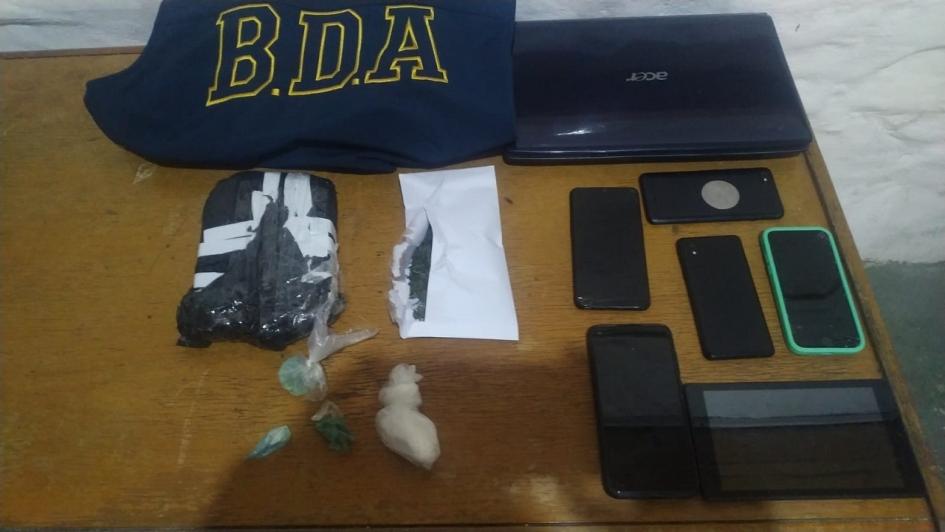 Brigada Antidroga realizó allanamiento en local nocturno logrando incautración de varios objetos. Varios objetos incautados en local nocturno.
