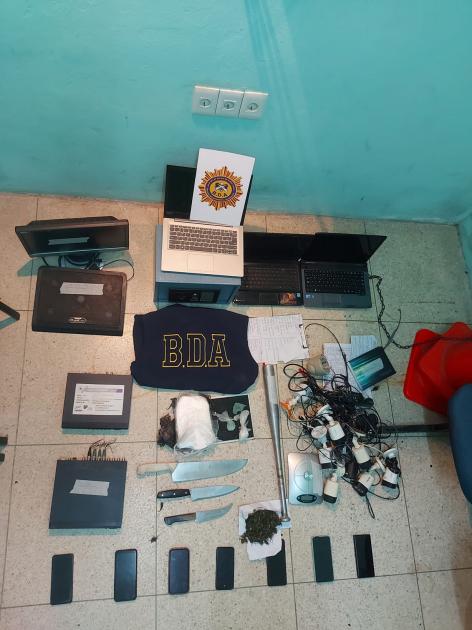 Brigada Antidroga realizó allanamiento en local nocturno logrando incautración de varios objetos. Varios objetos incautados en local nocturno.