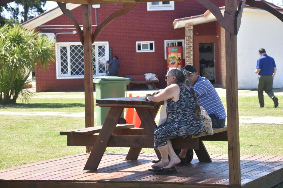 Tomando un descanso en pérgola del Parque Policial