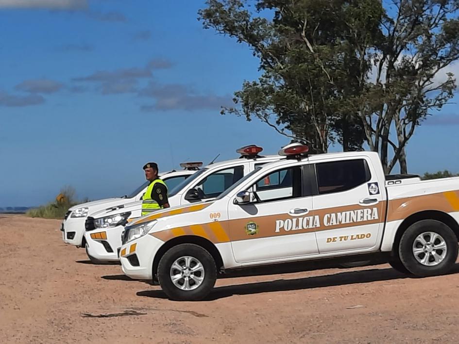 Móviles de Caminera estacionados Policía Caminera