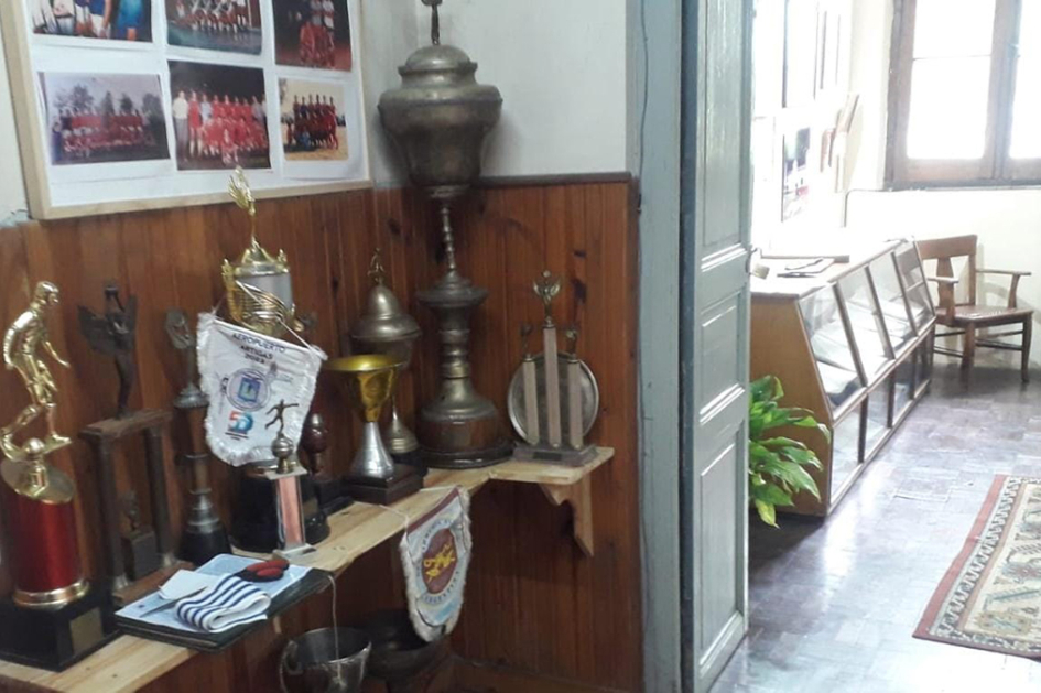 Trofeos y fotos de diferentes torneos ganados por la policía de Artigas