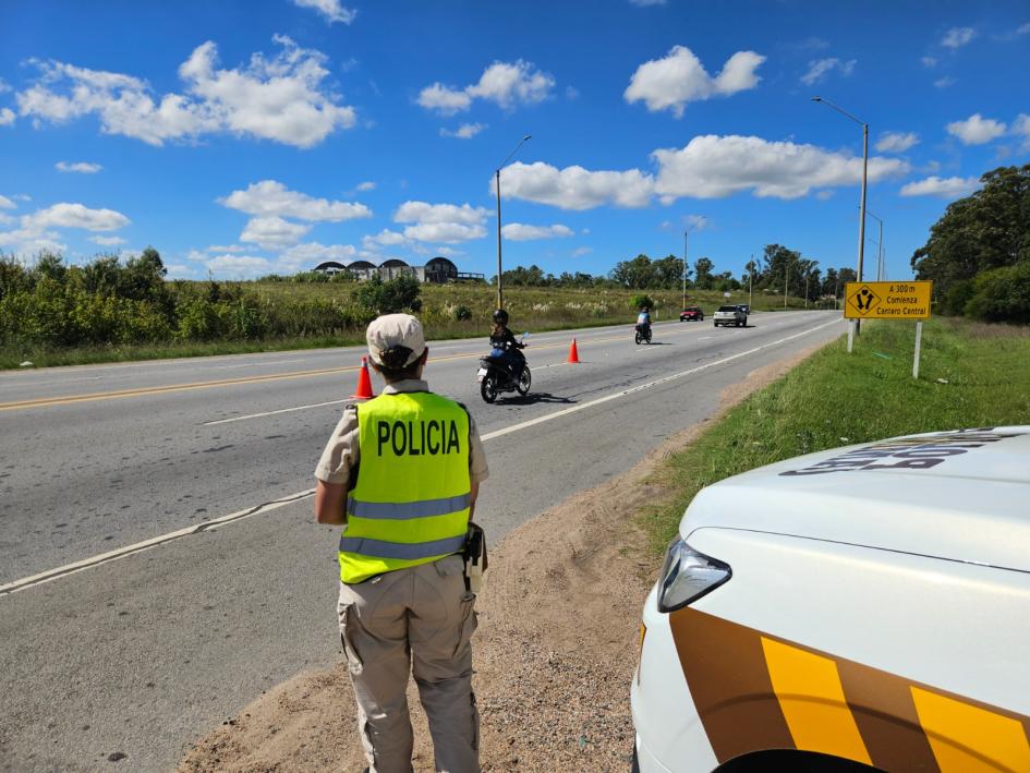 Funcionaria de Policía Caminera realizando inspecciones vehiculares. Funcionaria de Policía Caminera realizando inspecciones vehiculares.