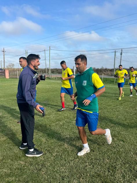 Jugadores durante el entrenamiento Jugadores durante el entrenamiento