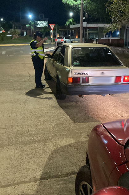 Un automóvil siendo controlado por la policia en la cabecera del Puente de la Concordia