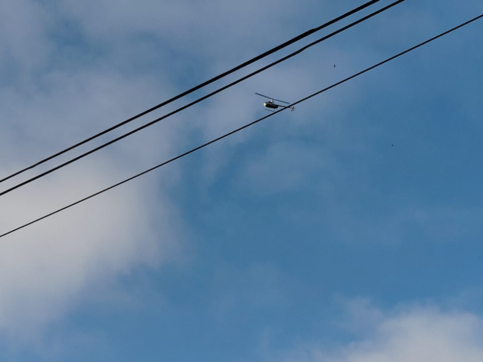 Unidad aerea sobrevolando los allanamientos