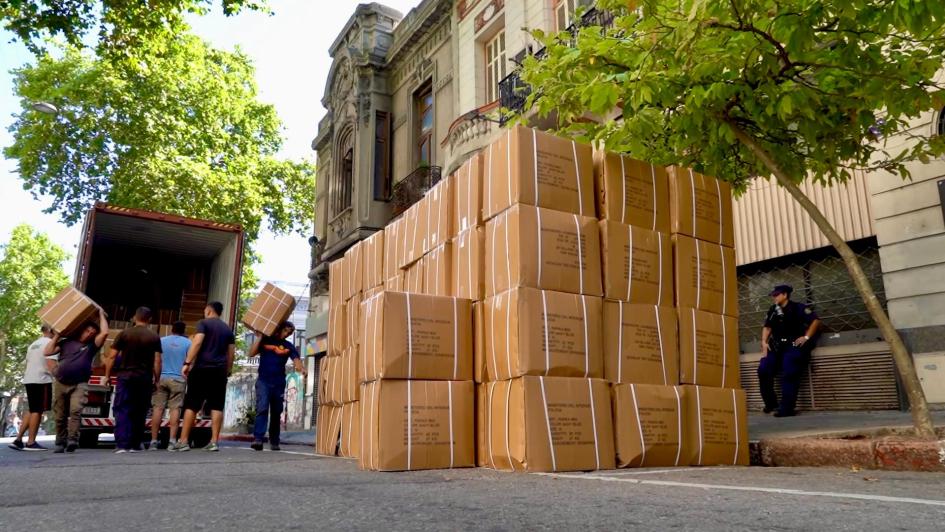 Descarga de las cajas con uniformes Descarga de las cajas con uniformes