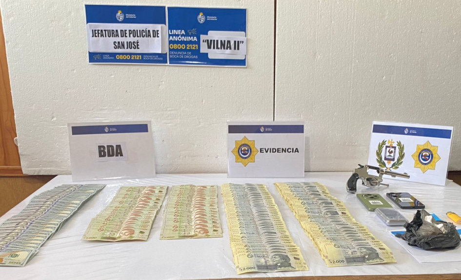 Dinero, arma, droga y otros efectos incautados en allanamiento Dinero, arma, droga y otros efectos incautados en allanamiento