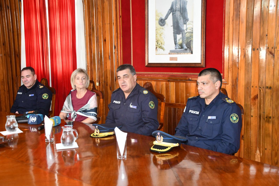 Cuatro personas sobre un escenario sentadas alrededor de una mesa