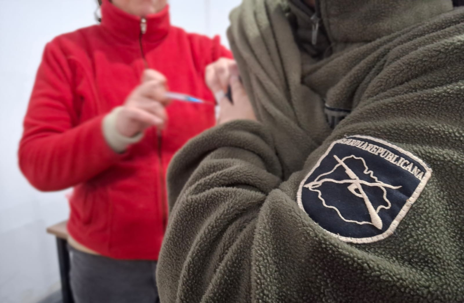 Guardia Republicana se vacuna por UCM Funcionario de la guardia republicana en primer plano y vacunadora de ucm