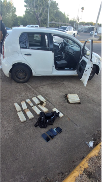 Vehículo, estupefacientes y celulares incautados