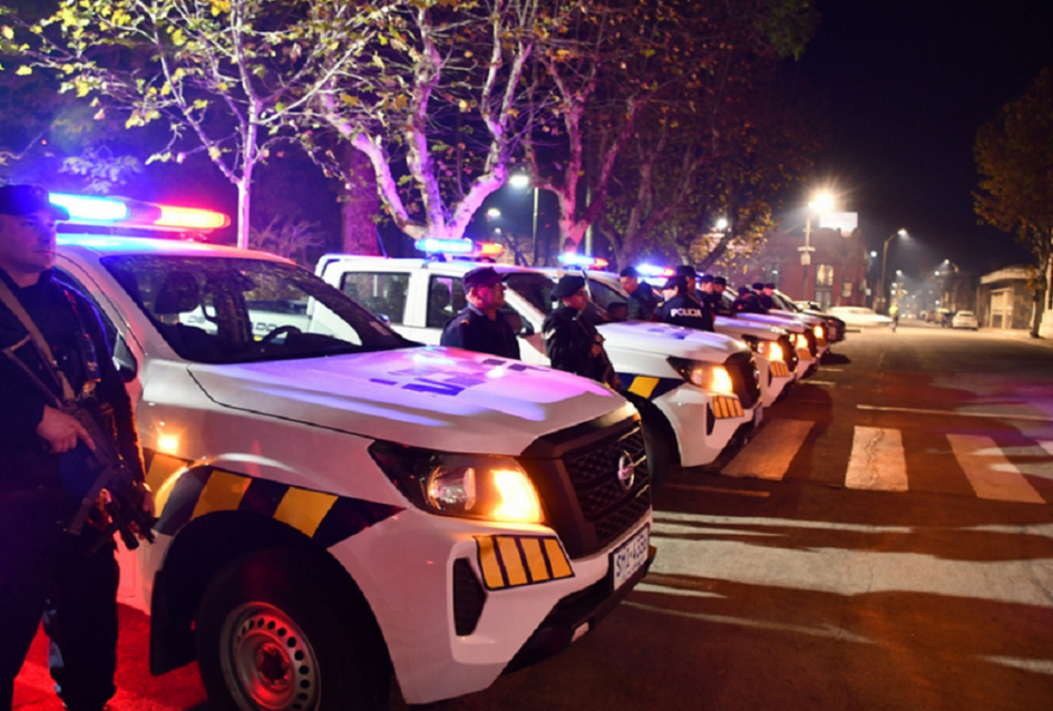 Nuevos móviles policiales que fueron entregados a la Jefatura de Cerro Largo. Personal Policial y Móviles que fueron entregados a la Jefatura de Cerro Largo.