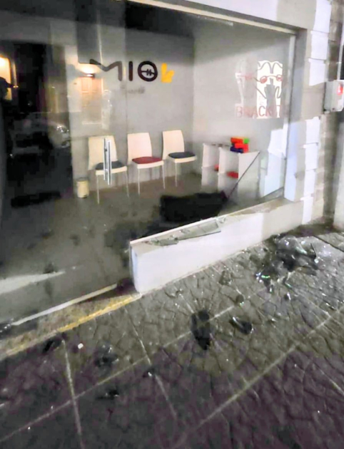 Vidriera de consultorio dental dañada en la madrugada del lunes en el centro de Minas