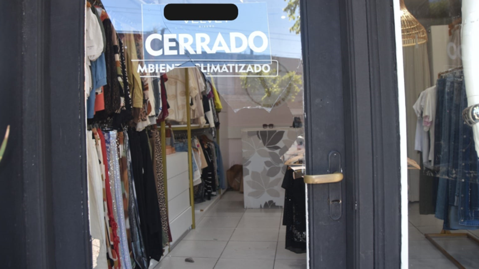Vidrio roto de una tienda de venta de ropas.