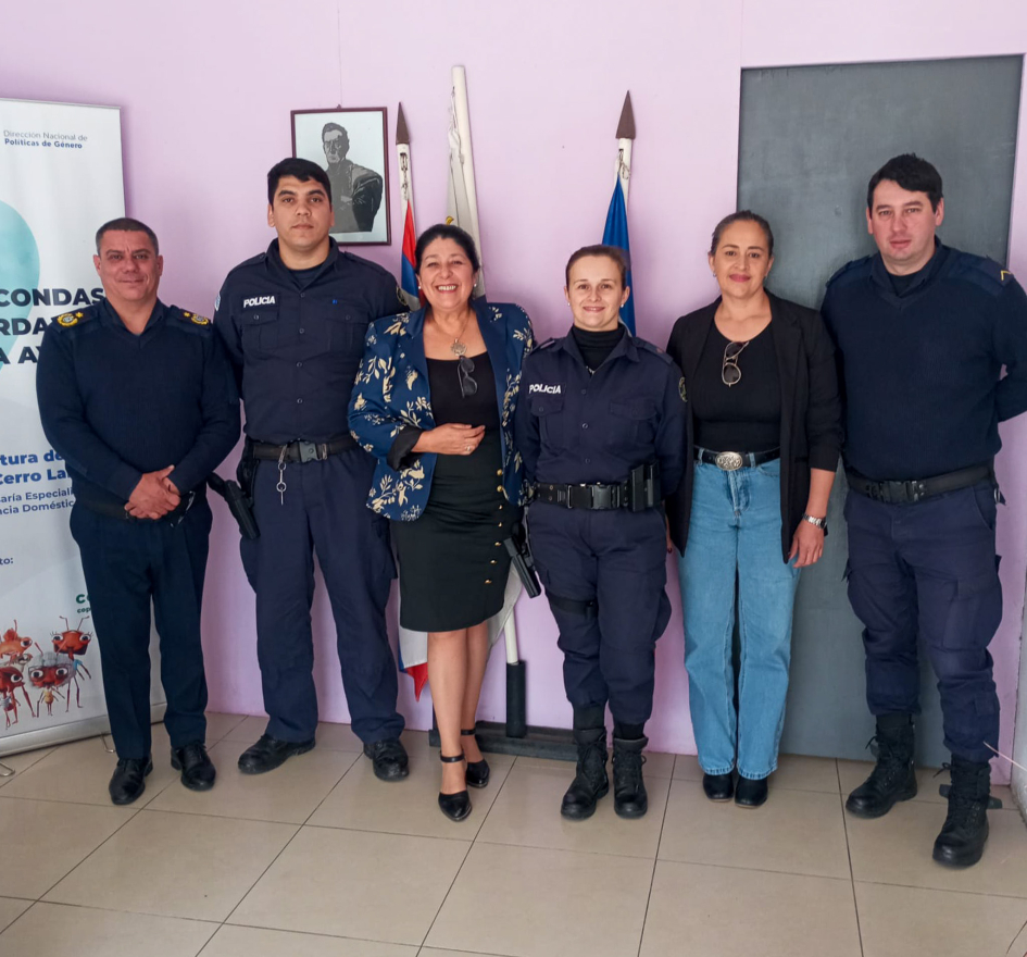 Crio. Mayor July Zabaleta Acosta con policías de la C.E.V.D. y G. II de Río Branc Crio. Mayor July Zabaleta Acosta con policías de la C.E.V.D. y G. II de Río Branc