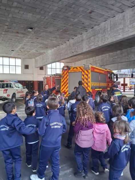 Visitas escuelas y colegios Aprendiendo sobre los vehículos de incendio