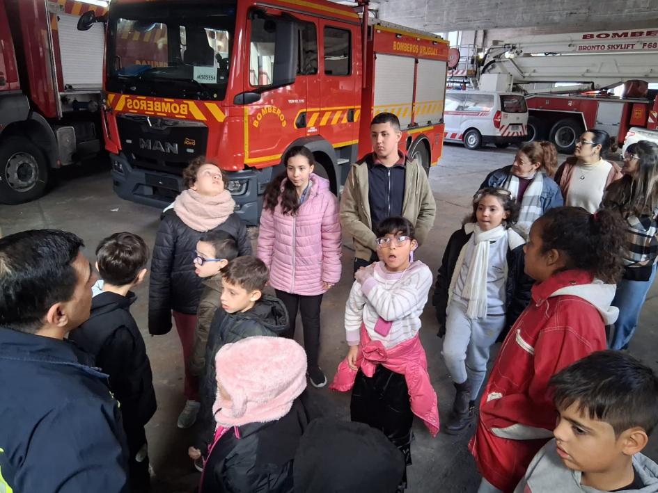 Visitas escuelas y colegios Aprendiendo sobre los vehículos de incendio
