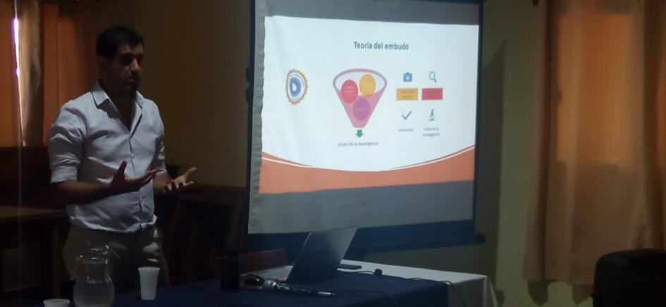 Comisario Winston Rodríguez exponiendo en taller de cibercrimen Comisario Winston Rodríguez exponiendo en taller de cibercrimen