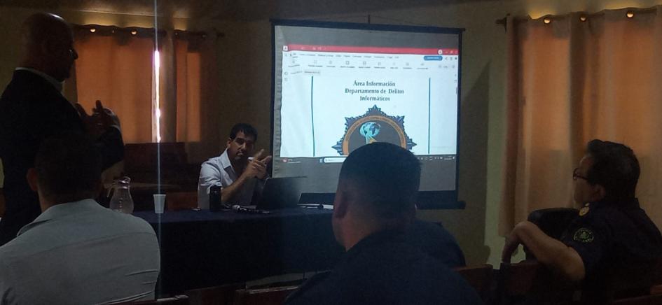 Comisario Winston Rodríguez en taller de cibercrimen