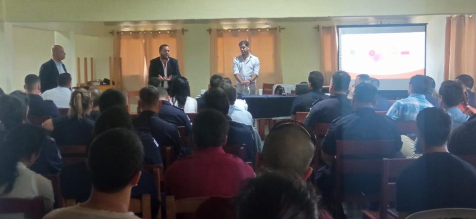 Comisario Winston Rodríguez y Sargento Terán exponiendo en taller de cibercrimen con público