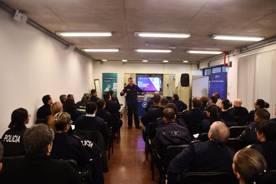 Docente de frente ante el alumnado Docente de frente ante el alumnado