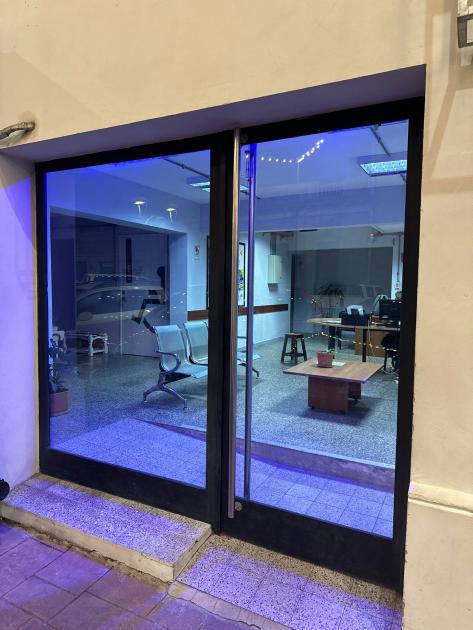 Fachada de CEDVyG iluminada de violeta por el 8M Fachada de CEDVyG iluminada de violeta por el 8M