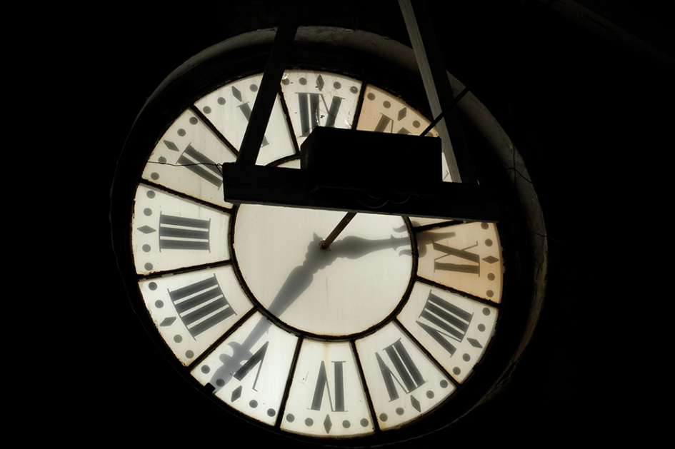 Vitral del reloj de Jefatura visto desde adentro