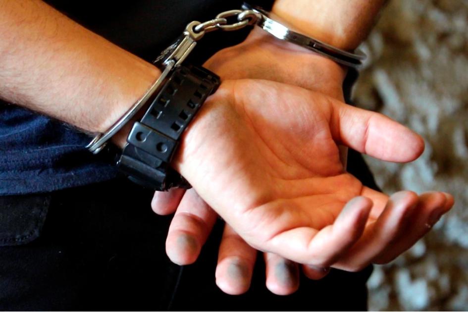Hombre con medidas de seguridad Hombre con medidas de seguridad