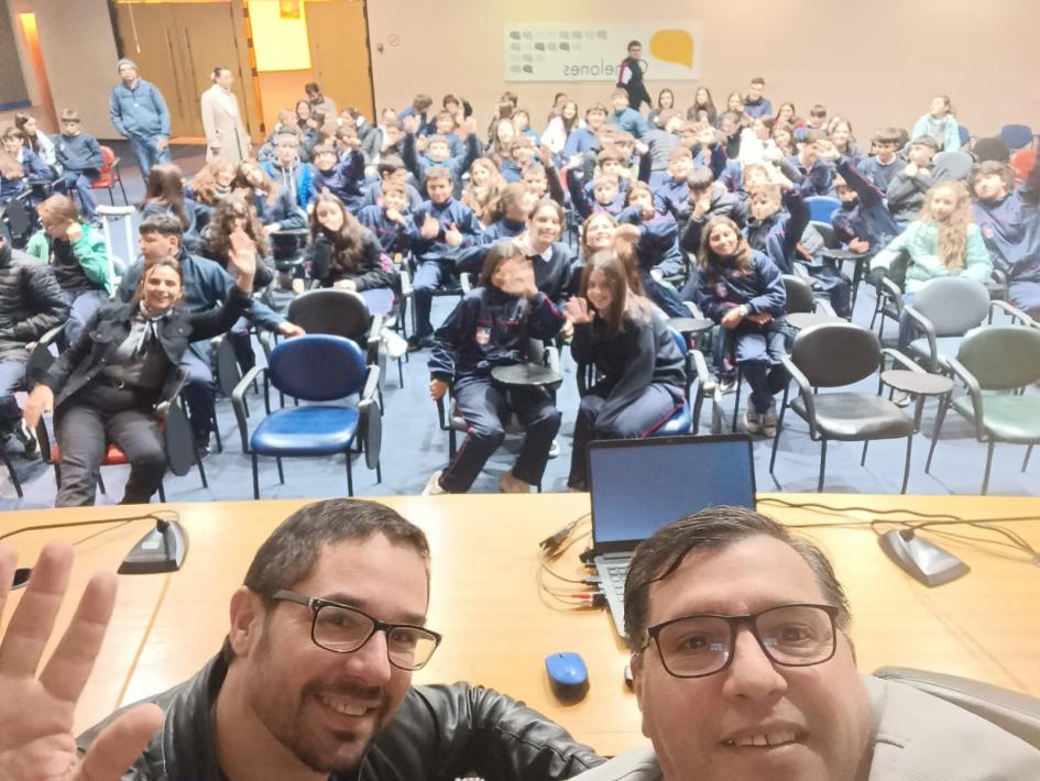 Selfie de los Policías y de fondos los alumnos Selfie de los Policías y de fondos los alumnos