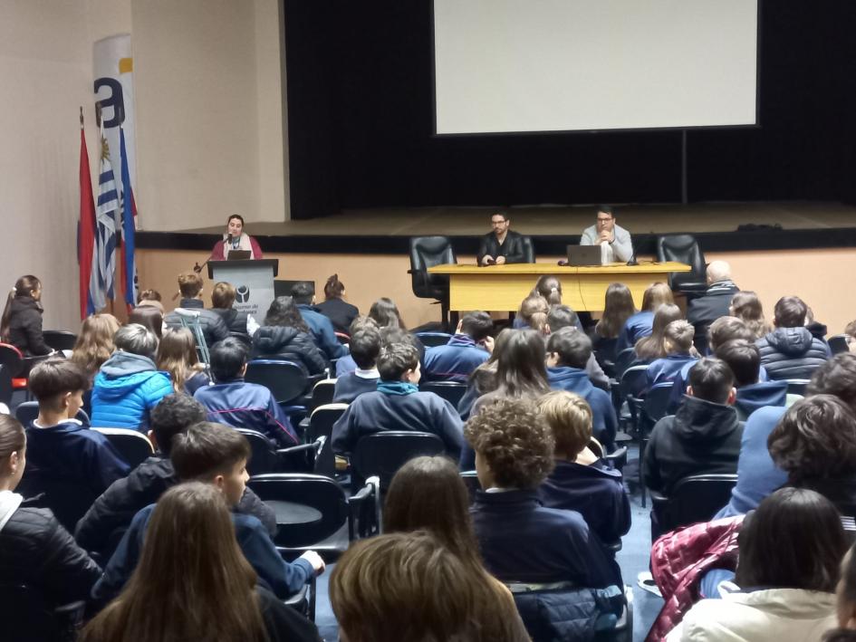 Vista de los dicientes y los alumnos en la charla Vista de los dicientes y los alumnos en la charla