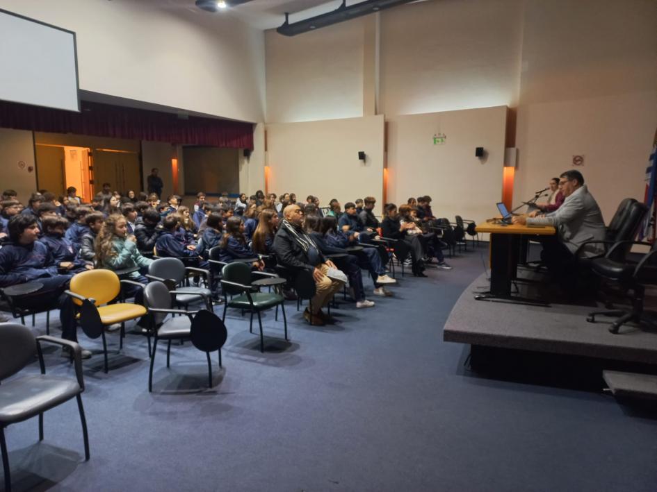 Vista de los dicientes y los alumnos en la charla Vista de los dicientes y los alumnos en la charla