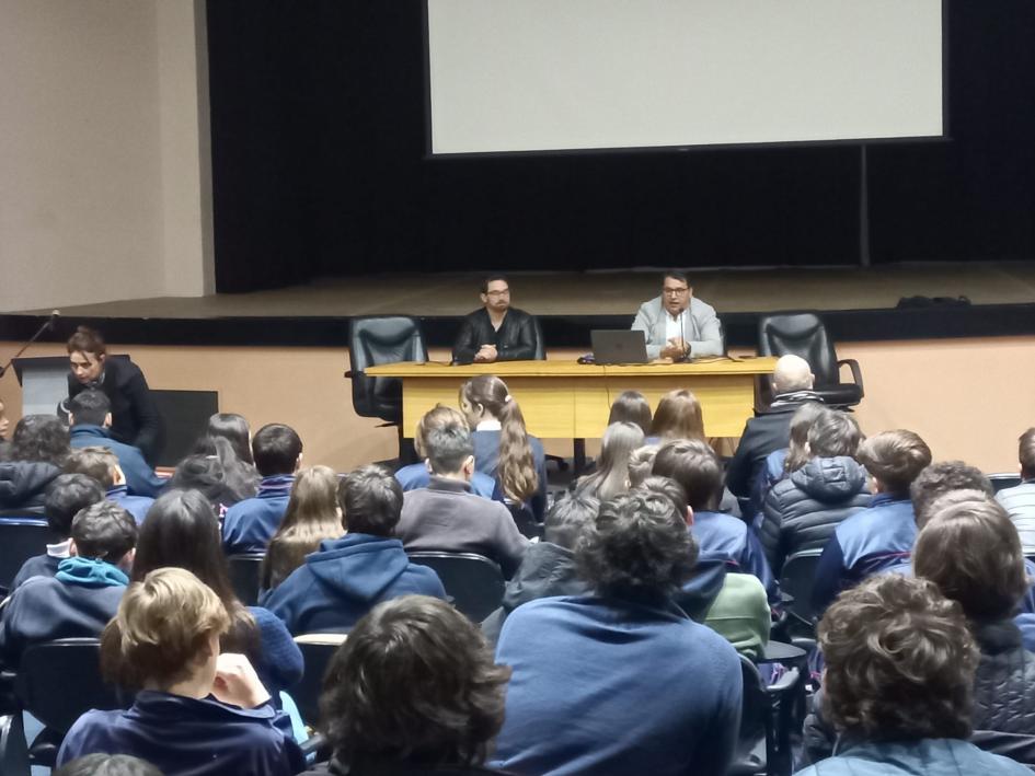 Vista de los dicientes y los alumnos en la charla Vista de los dicientes y los alumnos en la charla