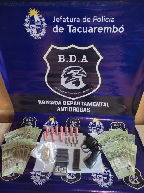 Incautación de pasta base, dinero, un revolver, una balaza de prisición y municiones Incautación de pasta base, dinero, un revolver, una balaza de prisición y municiones