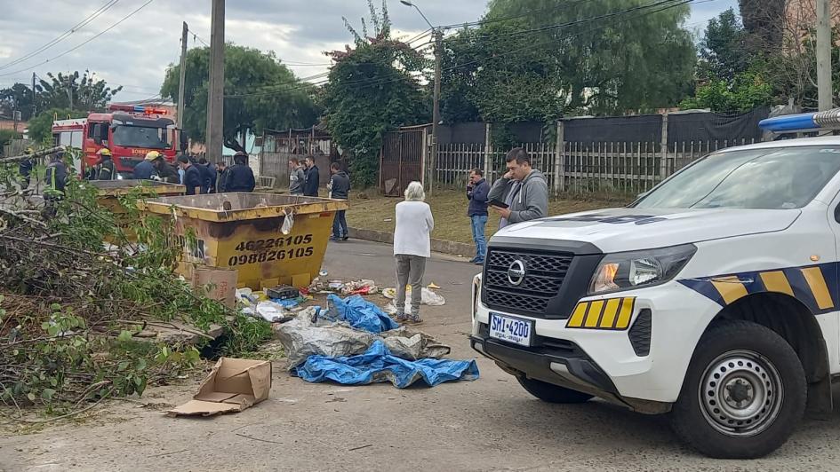 Cuerpo carbonizado en volqueta Bomberos y Policías trabajando a la hora que encontraron el cuerpo