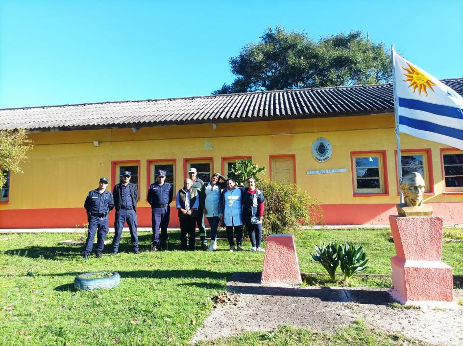 Integrantes de la escuela con policias de Paso del Cerro Integrantes de la escuela con policias de Paso del Cerro