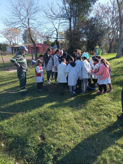 Niños en predio escolar Niños en predio escolar