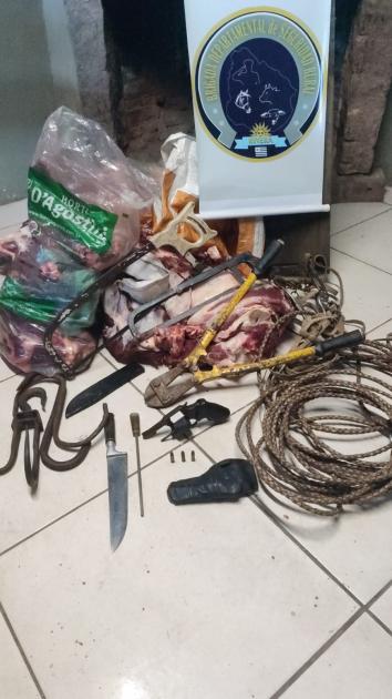 Carne incautada, arma de fuego e implementos para la faena Carne incautada, arma de fuego e implementos para la faena