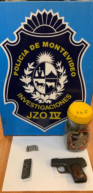 Arma incautada en zona operacional III Arma y un frasco de marihuana incautada en zona operacional III