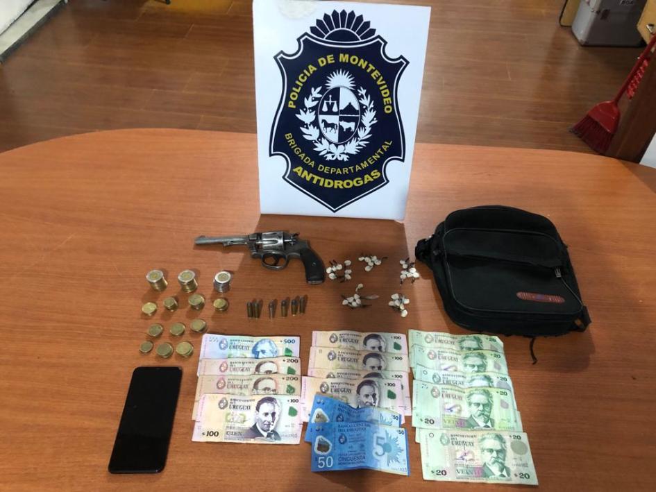Arma de fuego incautada Arma de fuego y dinero incautado
