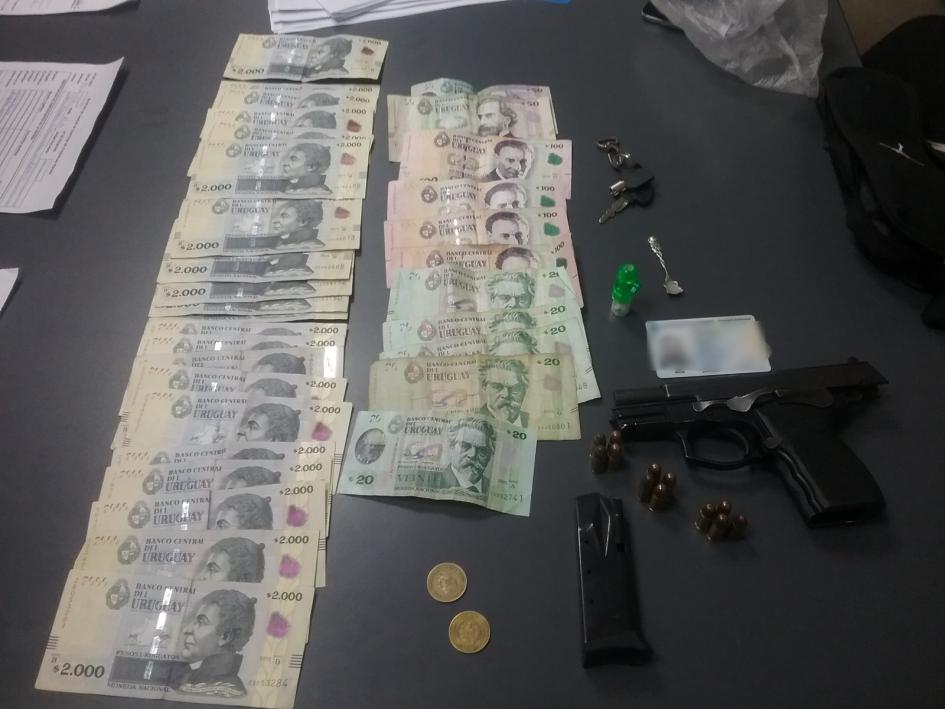 Arma de fuego incautada Arma de fuego y dinero incautada