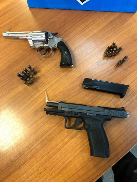 Dos armas de fuego incautadas Dos armas de fuego con municiones