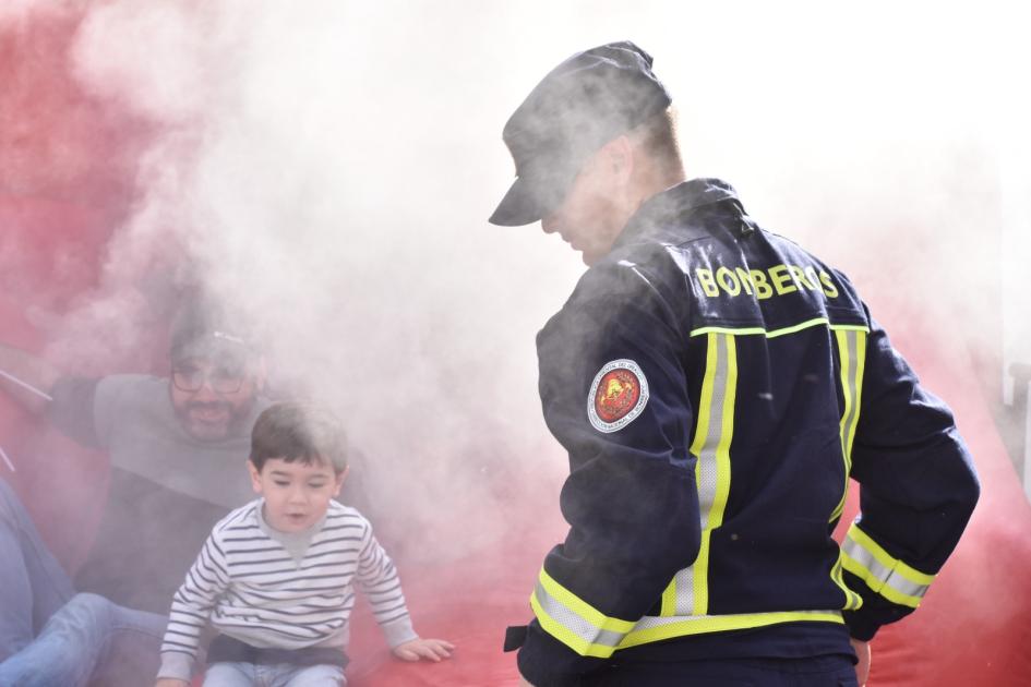 Salida del Inflable simulador de humo La salida del simulador de humo acompañados por un Bombero