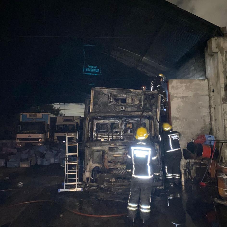 Fuego ya extinto Bomberos Inspeccionando el lugar