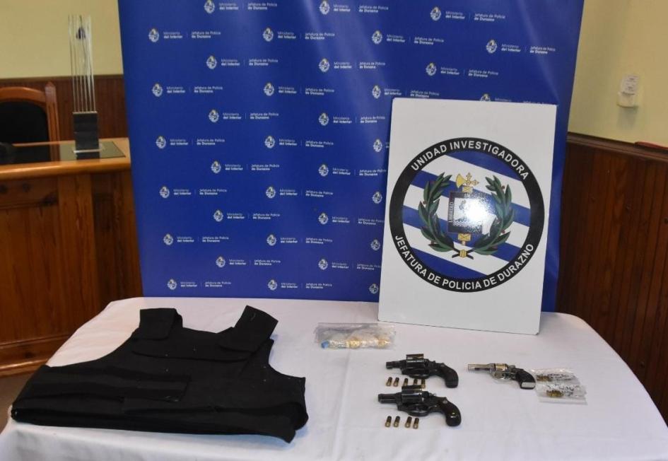 Chaleco, armas y municiones incautadas Chaleco, armas y municiones incautadas