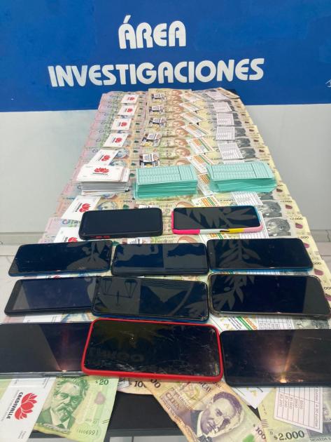 Dinero en efectivo y varios teléfonos celulares incautados. Dinero en efectivo y varios teléfonos celulares incautados.