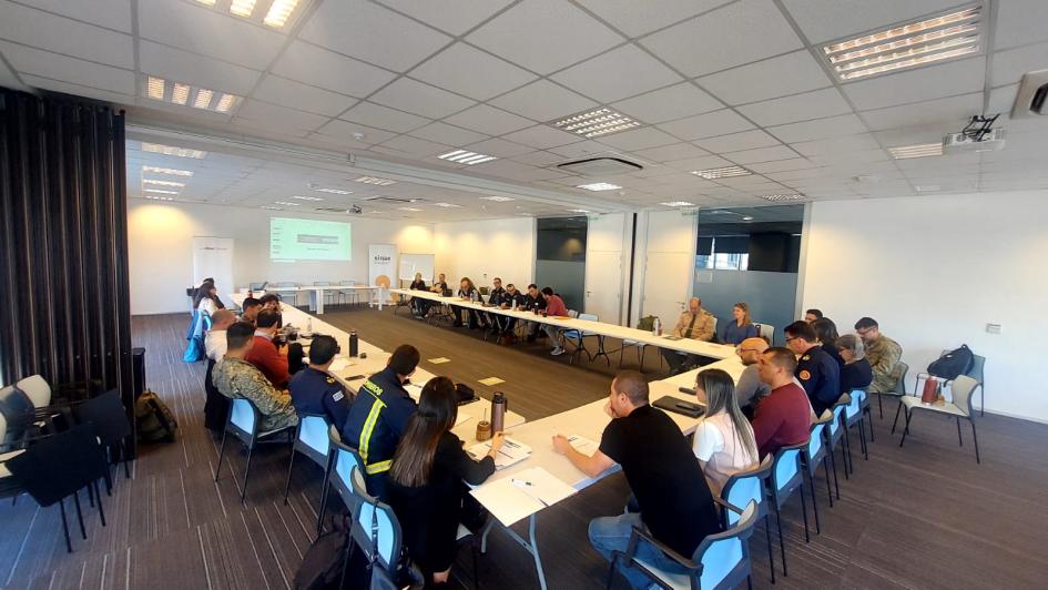 Analizando un simulacro. Todos sentados a una mesa dispuesta en u