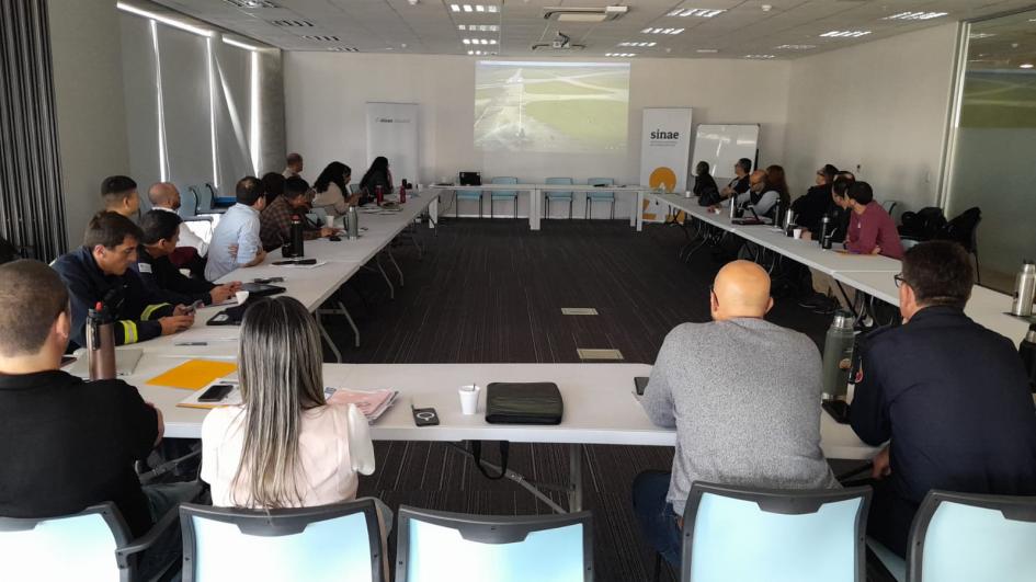 Analizando un simulacro. los participantes sentados a una mesa en U