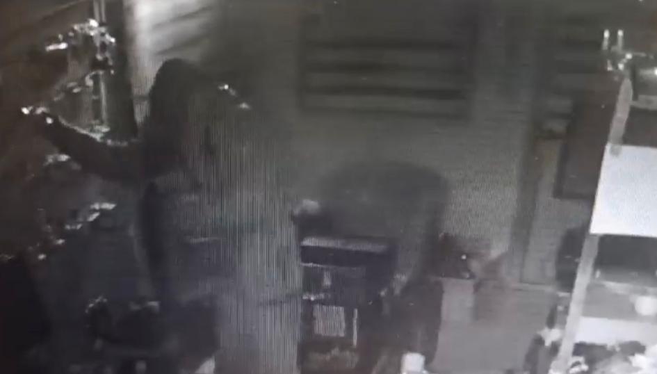 Detenido en el momento que hurtaba objetos y electrónica de un comercio Implicado hurtando en el interior de un comercio