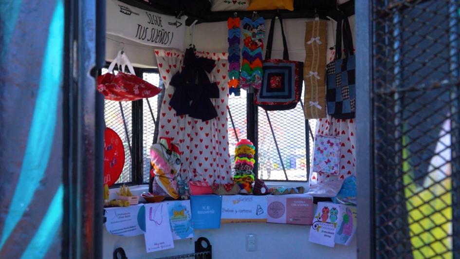 Interior de garita con la mercadería que se venderá